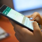 Nainen kirjoittaa viestiä WhatsAppissa älypuhelimella
