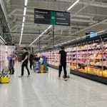 Tampereen Kalevan Prisman uudistettu kylmäosasto, jossa on pitkät rivit juusto- ja maitotuotteiden kylmäkaappeja.