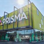 Tampereen Kalevan Prisman vihreä julkisivu ja pääsisäänkäynti auringonpaisteessa.