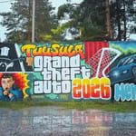 Graffititaiteilija Henden GTA Tuusula 2026 -teos kuvaa poliisiautoa ja mopoa Tuusulan urheilupuiston graffitiseinällä