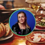 Taustalla ravintola Luovuus Kukkii Kaaoksesta -kuva, edessä kasvokuva Karoliina Tuomisesta.