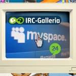 Vanha kuvaputkinäyttö, jossa näkyvät IRC-Galleria ja MySpace Habbo-huoneen keskellä.