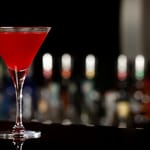 Cosmopolitan cocktaili baaritsikillä.