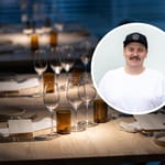 Taustalla Kaskis-ravintolan pöytä, päällä kuva Erik Mansikasta.