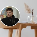 Edessä Vårin Oskar Kotka, taustalla Vårin ravintolasali.