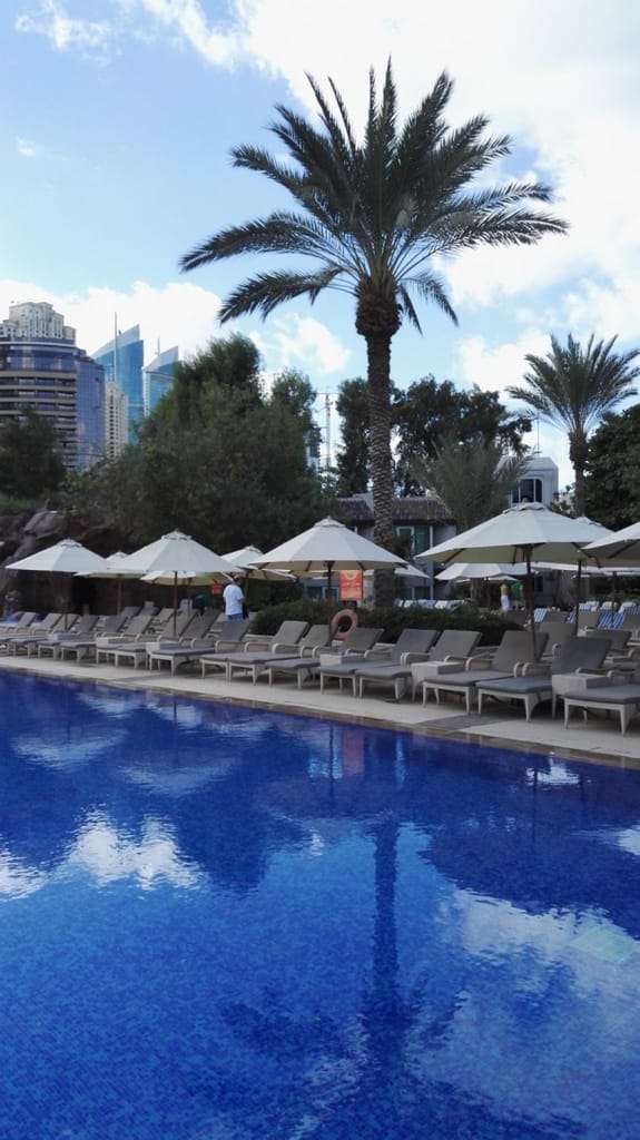 Uima-allas. Habtoor Grand Beach Resort & Spa, Autograph Collection