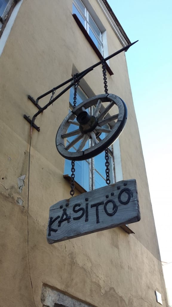 Suomen pitäisi ottaa mallia Virosta. Meidän pitäisi palata takaisin matalien palkkojen aikakauteen. Aikakauteen, jolloin käsityötä vielä arvostettiin ja tarjoilijoita pystyi olemaan kolminkertainen määrä samalla palkkakululla kuin nyt.