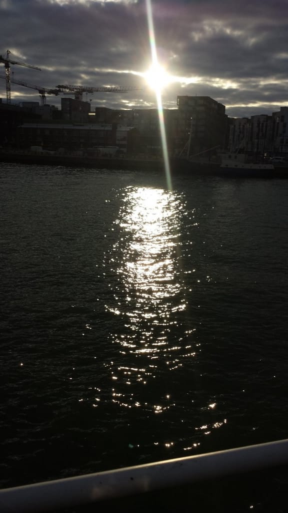 Merinäköalallisia hotelleja ei ole liikaa. Kun hotelli on laiva, tulee merinäköala automaattisesti. Aurinko lämmitti kivasti.