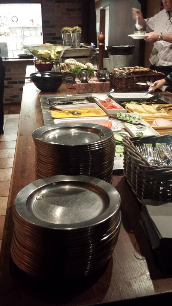 Kun tavallinen ihminen elää yrittäjäelämää, joutuu usein nukkumaan hotellissa. Hotelliaamupalalla arvostaa hyvää valikoimaa. Kuva Katajannokan vankilahotellista City Digital -digimediaperheen kokoontumisesta.