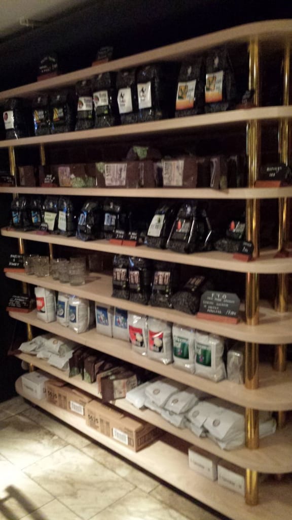 Hylly täynnä herkullisia kahvipapuja. Iik!!