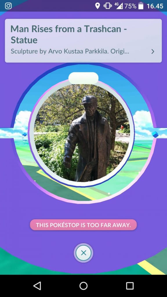 Mies nousee roskapöntöstä. Tärkeä maamerkki.