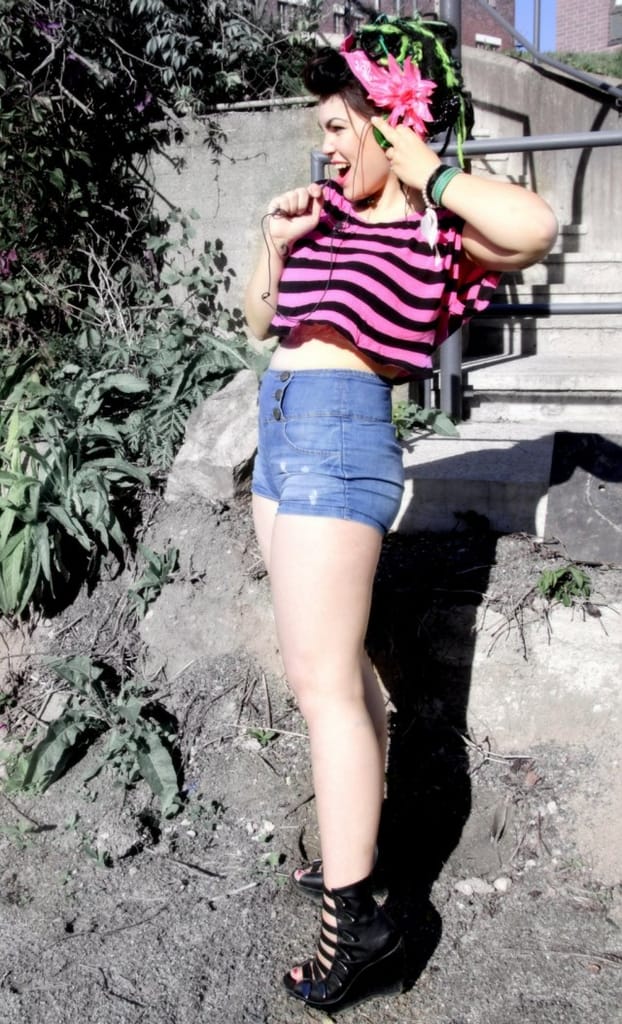 Tässä laulan omiin korviini - kumma kun ilmeeni ei ole tuon kauhistuneempi :D