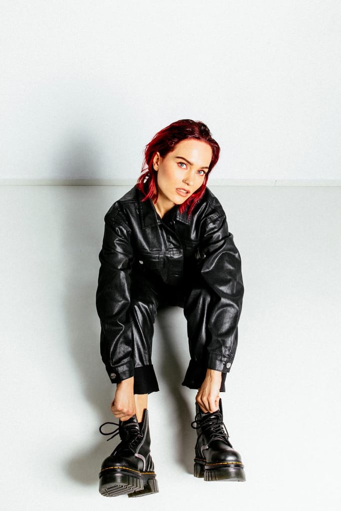 Laulaja Sanni katsoo kameraan.