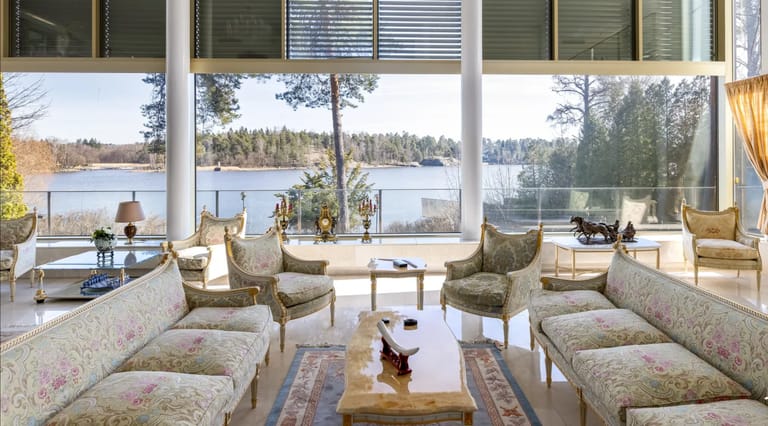 Luksustalon valtava olohuone Kulosaaressa – lattiasta kattoon ulottuvat ikkunat ja suora merinäköala