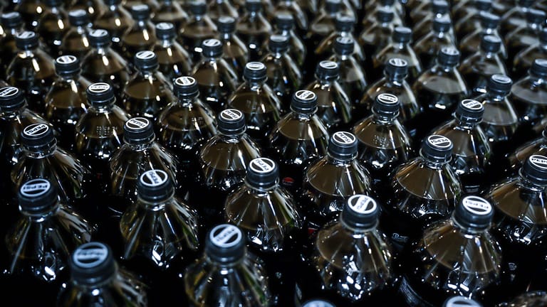 Pepsi-pulloja rivissä ylhäältä päin kuvattuna.