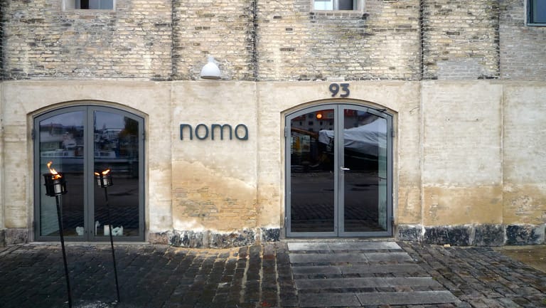 Noma-ravintolan sisäänkäynti Kööpenhaminassa
