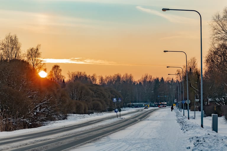 Pakilan kaupunginosa talvella iltavalaistuksessa.