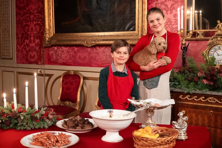 Ruotsin kuninkaalliset prinsessa Estelle ja prinssi Oscar jouluisissa tunnelmissa.