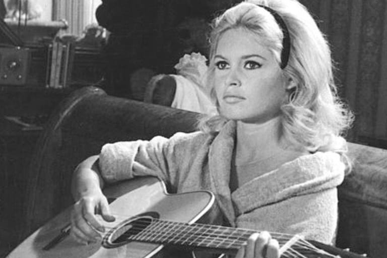 Brigitte Bardot mustavalkoisessa kuvassa kitaran kanssa. Kuvituskuva häntä koskevaan artikkeliin.