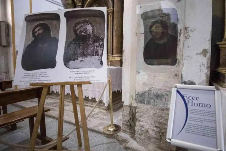 Kuva turistirysästä, jossa on kuuluisa fresco Ecce Homo jonka paikallinen mummo maalasi pilalle.