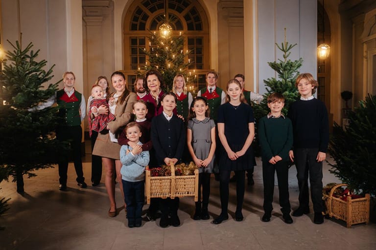 Ruotsin kuningasperhe joulutunnelmissa, jossa on kuningatar Silvia ja kaikki lapsenlapset samassa kuvassa Ruotsin hovin itäsiivessä