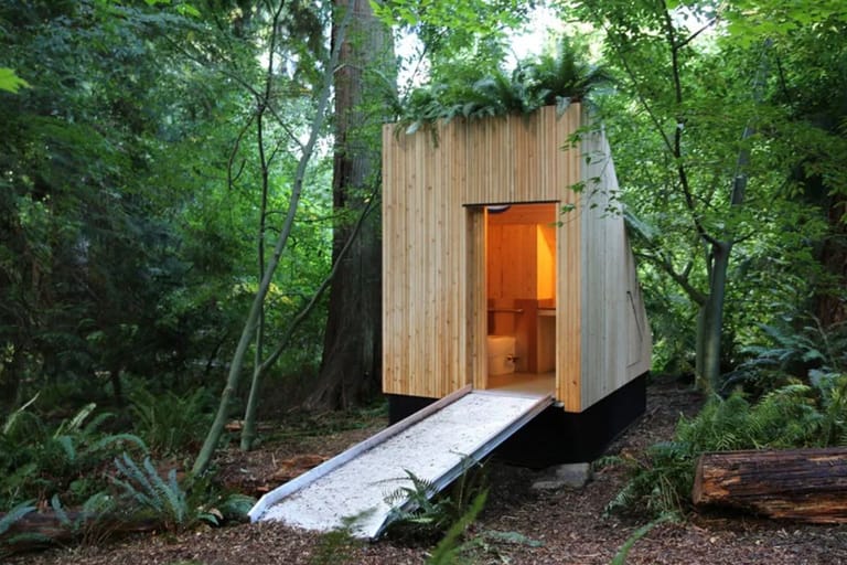 Seetripuusta rakennettu vessa, joka sijaitsee botanical gardenissa yliopiston alueella Kanadassa. Moderni wc-rakennus sijaitsee vihreän metsän keskellä