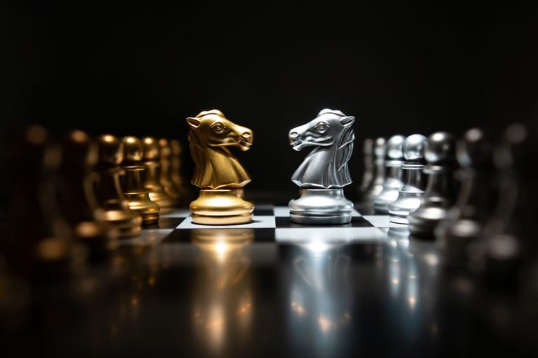 Shakkilauta, joka toimii kuvituskuvana parisuhdeartikkelissa. Tummasävyinen, vähän pelottava. En pelaisi tällä laudalla, vaikka se on tyylikäs ja metallinen.