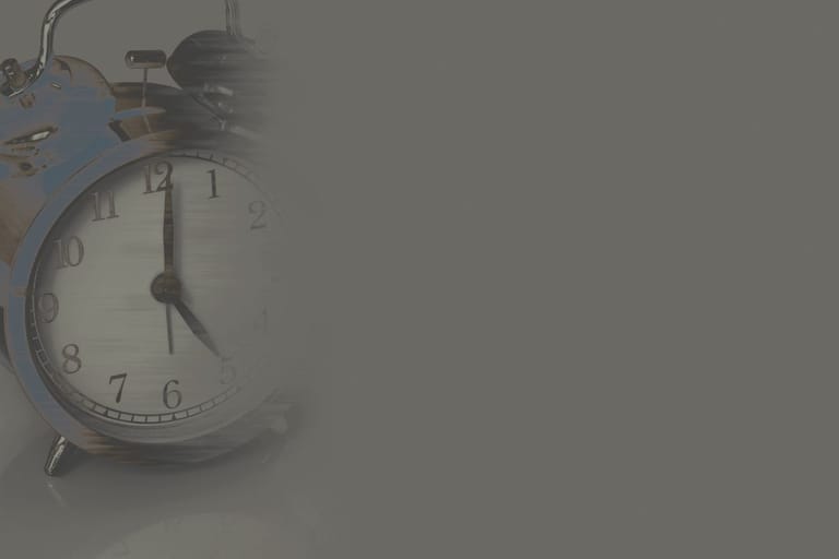 Kuva symboloi muistinmenetystä ja ajantajun puutetta. Kuvituskuva, harmaa, kuvassa on vanha vekkari eli herötyskello.