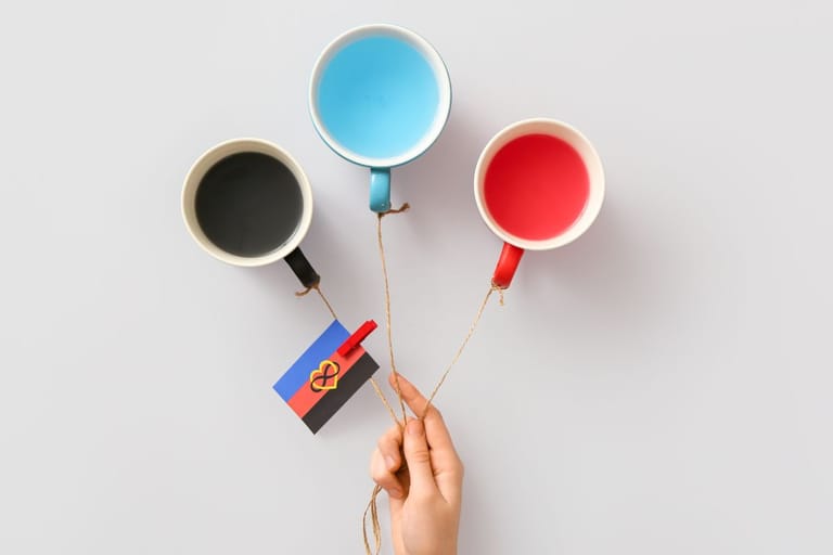 Polyamoria symboliikkaa. Kuvassa kolme kuppia, joissa polyn värit.