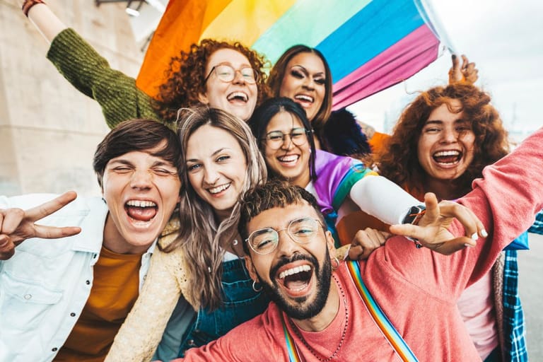 Sateenkaarevien ryhmäkuva, joka toimii kuvituskuvana LGBT+ artikkelissa.