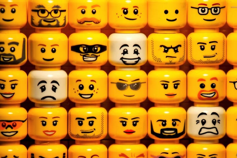 Keltaisia legopäitä eri ilmeissä, parroissa ja viiksissä.