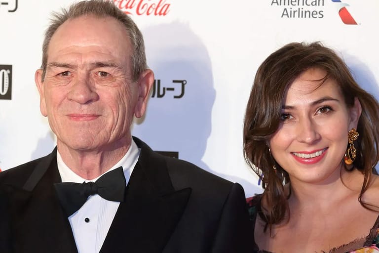 Näyttelijä Tommy Lee Jones punaisella matolla tyttärensä Victoria Jonesin kanssa. Tommy Lee on pukeutuneena mirriin ja pukuun, Victoria on tummat hiukset avonaisena ja hymyilee hämillään kameralle.