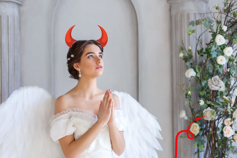 Enkeliksi pukeutunut nainen seisoo rukousasenossa kirkon näköisessä ympäristössä, mutta hänelle on pirunhäntä ja sarvet piirretty kuvan päälle. Kuva symboloi piilotettua pahuutta.