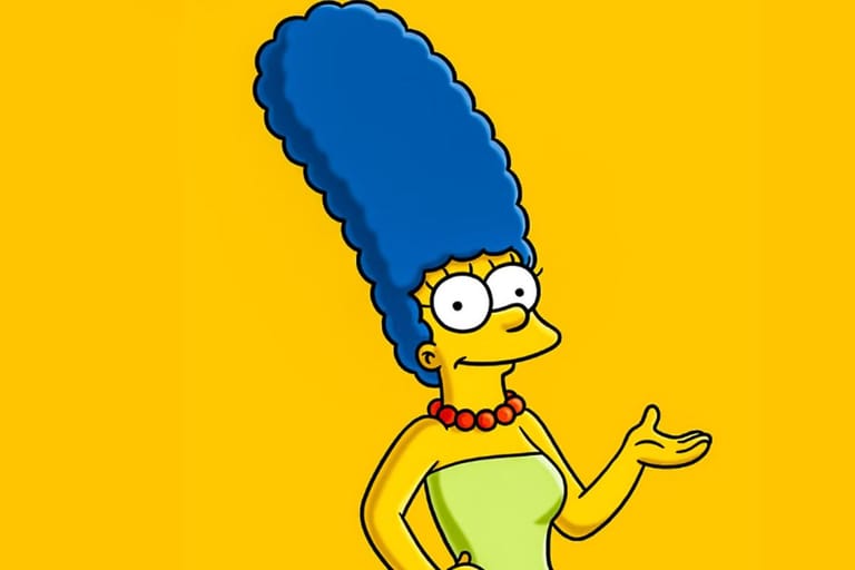 Animaatiohahmo Marge Simpson käsi koholla keltaista taustaa vasten.
