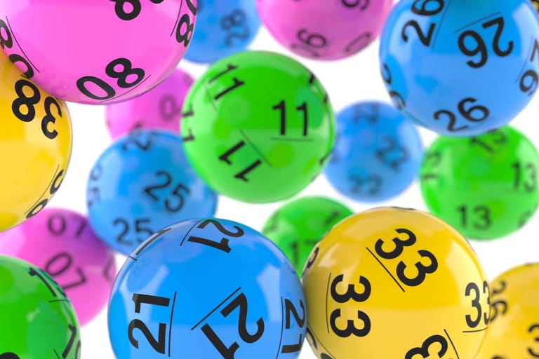 Lottopalloja ilmassa valkoista taustaa vasten.