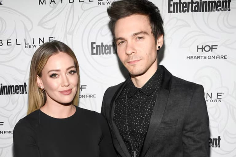 Hilary Fuff aviomiehensä kanssa poseeraa punaisella matolla.