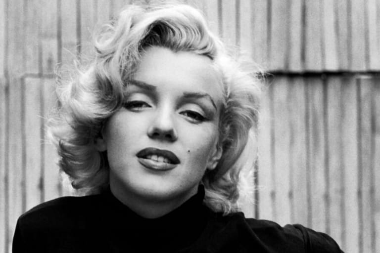 Mustavalkoinen valokuva näyttelijästä Marilyn Monroe.