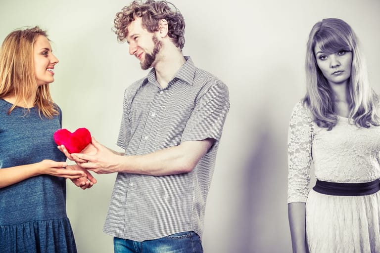 Kuva symboloi suhteen kolmatta pyörää ja hylättyä tyttöystävää tai vaimoa. Muikean näköinen mies ojentaa sydämensä uudelle naiselle, kun entinen tyttöystävä jää harmaana taa. Entisen tyttöystävän ilme on paljonpuhuva.