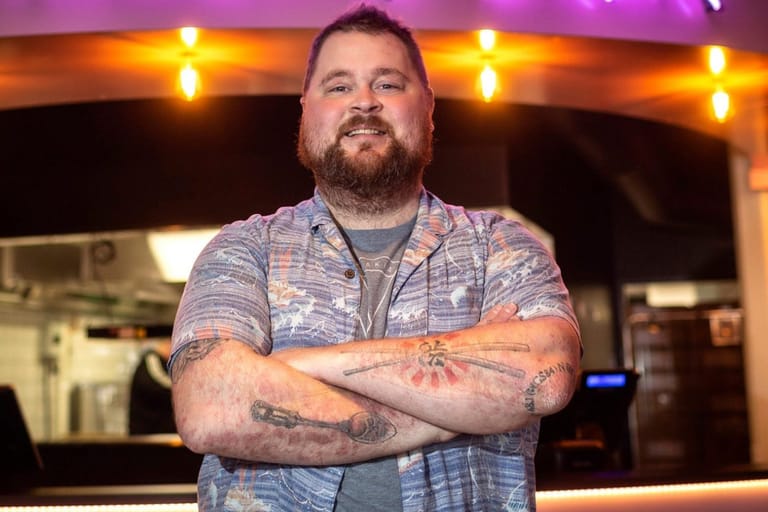 Akseli Herlevi kädet puuskassa.