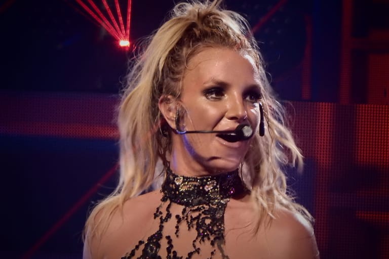 Britney Spears keikalla laulamassa, katse sivulle