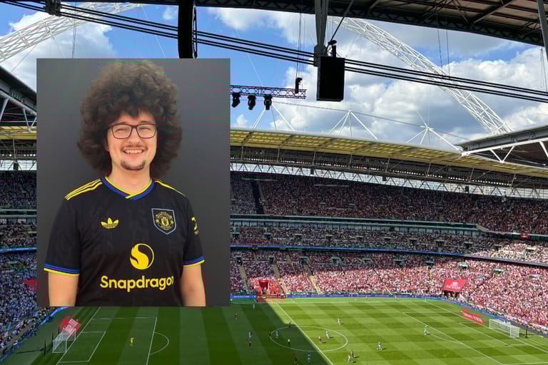 Manchester Unitedin kotikenttä, päällä kuva joukkueen fanista Frank Ilettistä