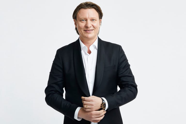 Jaajo Linnonmaa valkoisella taustalla.