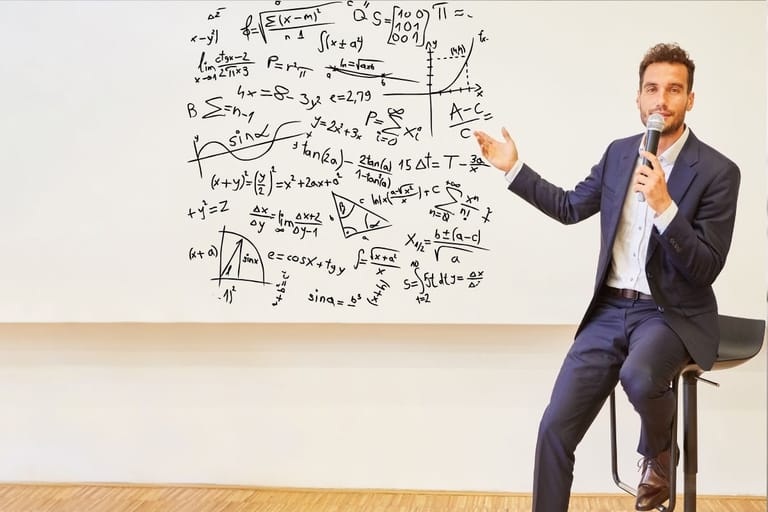 Yritysjohtaja esittelee monimutkaisia kaavoja – kuva havainnollistaa yritysjargonin monimutkaisuutta työelämässä
