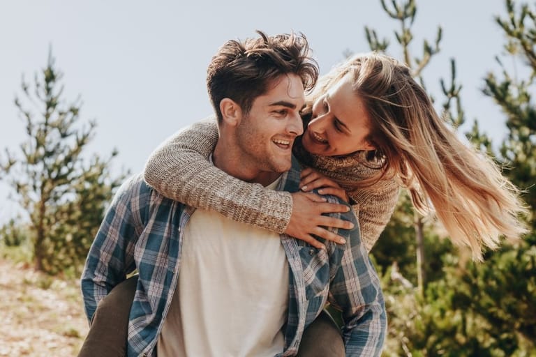 lapseton pariskunta viettää aikaa yhdessä ulkona