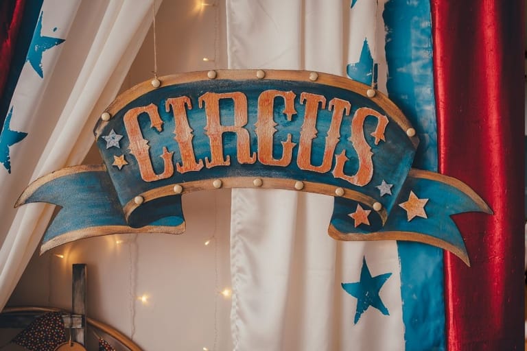 Circus-kyltti lähikuvassa – sirkusesitys ja erikoinen ennätys temppuilussa