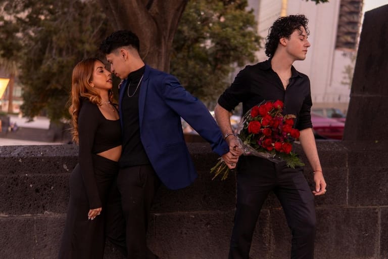 Kolmiodraama parisuhteessa – mies tuo kukkia mutta on kiinnostunut toisesta