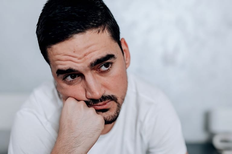 Mietteliäs mies pohtimassa asioita – yliajattelu ja syvällinen ajattelu