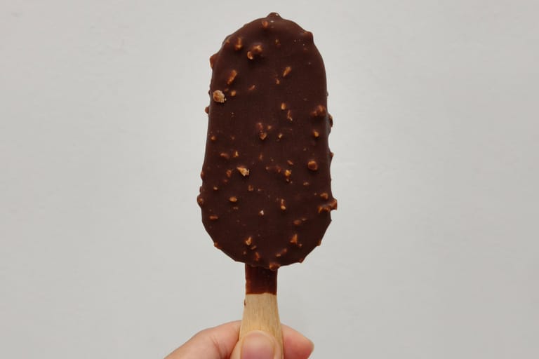 Suklaakuorrutteinen jäätelöpuikko.