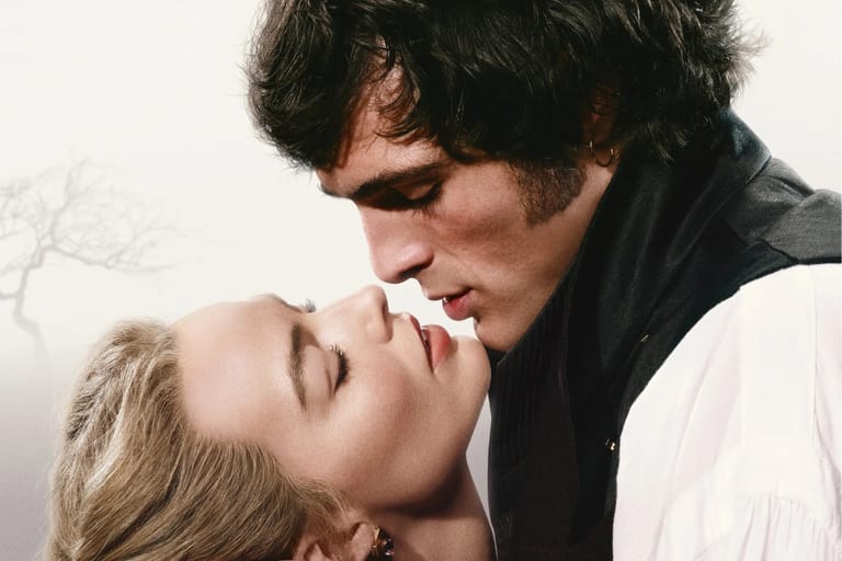 Lähikuva miehestä ja naisesta kasvot lähekkäin intiimissä hetkessä, katseet toisiinsa lukittuina.