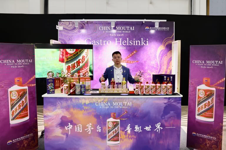 China Moutai -osasto Gastro Helsinki -messuilla, esillä juomapulloja ja maistiaisia tiskillä.